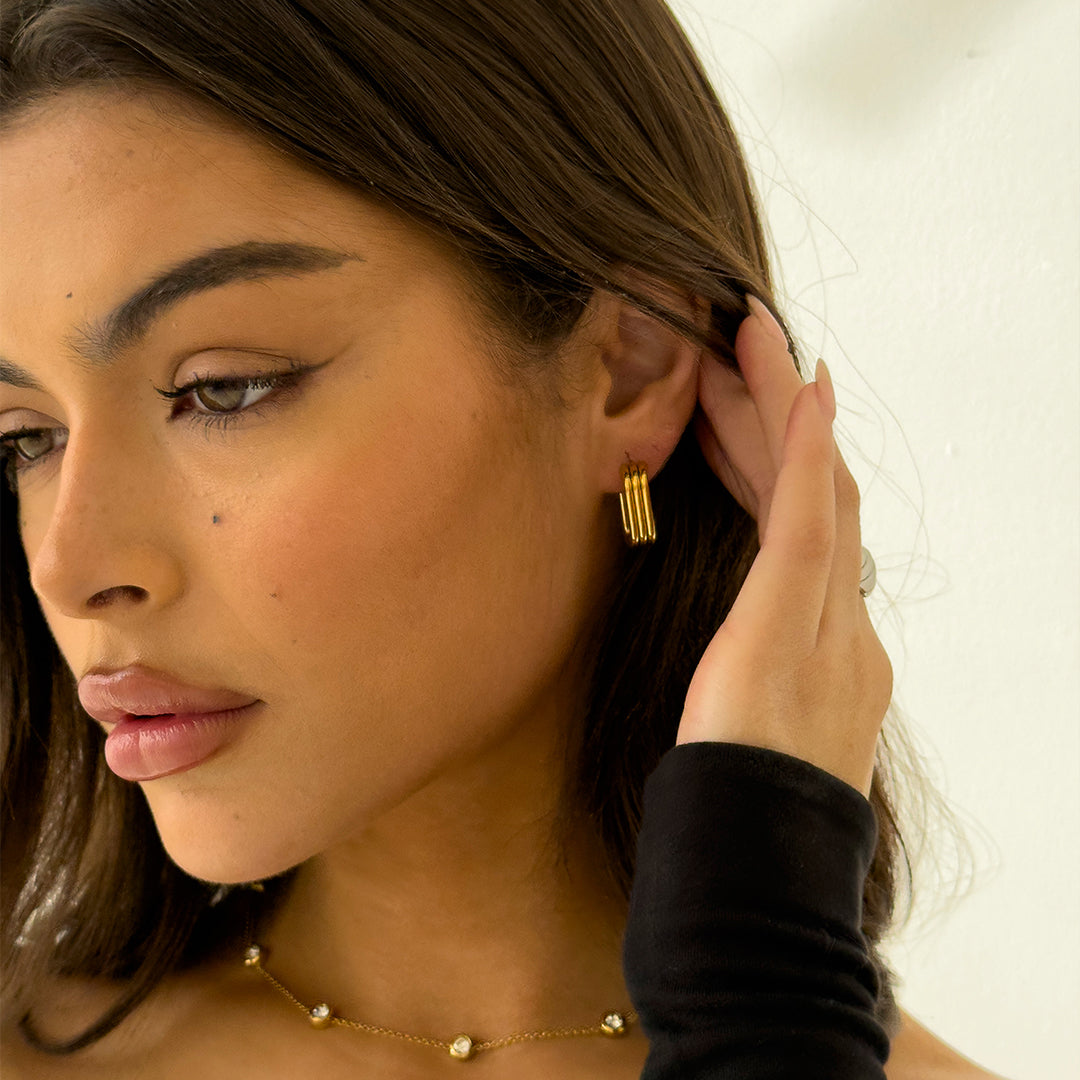 CURVED RIBBED HOOP GOLD