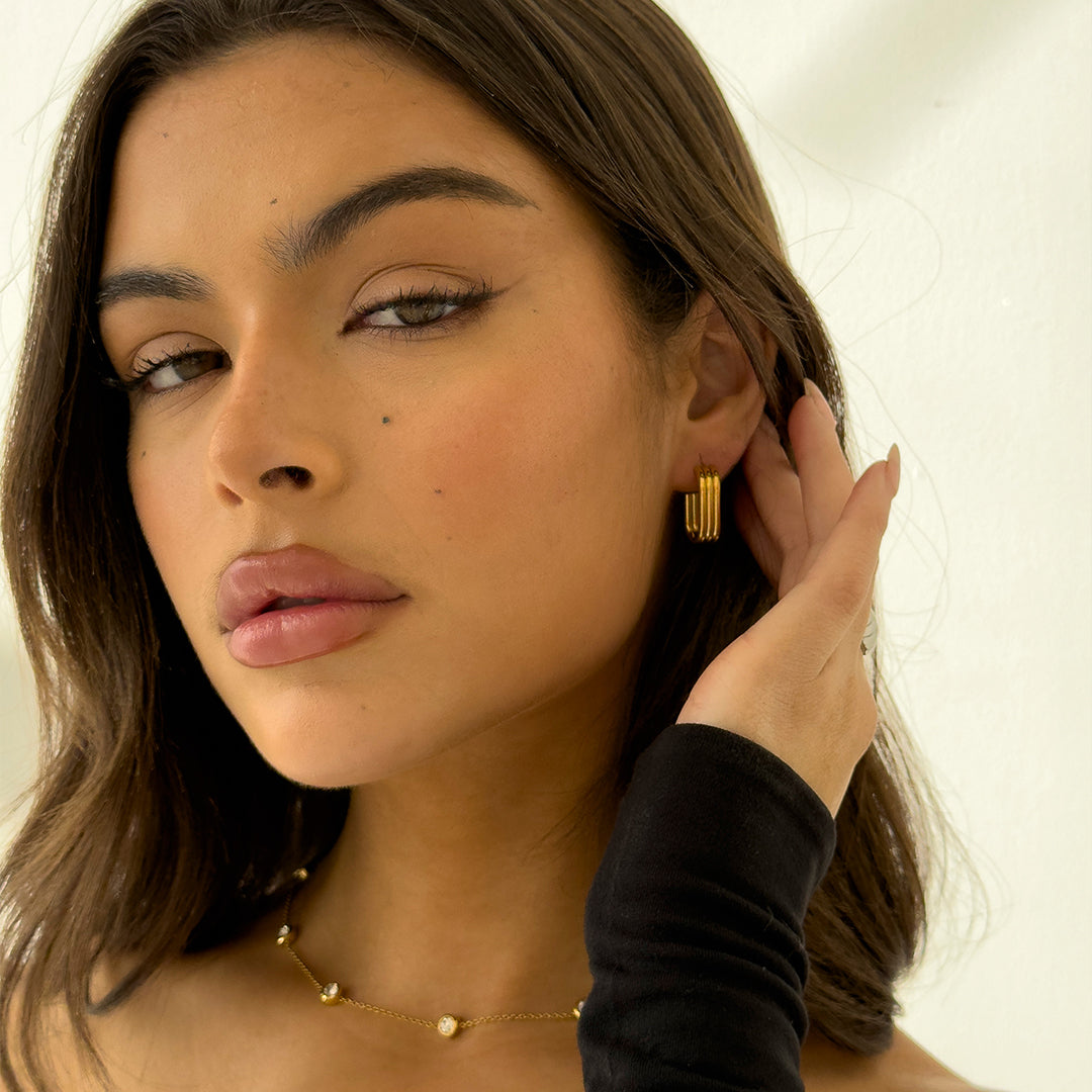 CURVED RIBBED HOOP GOLD